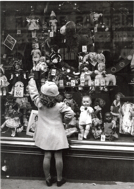 dawne sklepy z zabawkami, witryna sklepu z zabawkami XIX w.