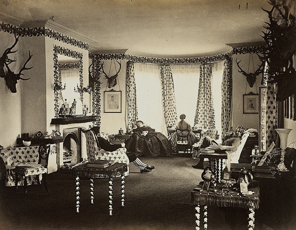 osoby spędzające wspólnie czas w salonie XIX w., czy można przedstawić nudę