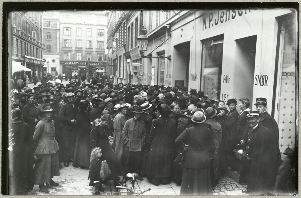 tłumy, strajki i kolejki w XIX w., blog historia, blog historyczny, kolejki w dawnych czasach