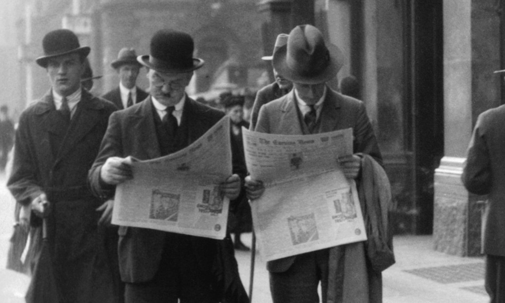 ludzie czytający gazety na ulicach XIX w., blog historia, blog historyczny