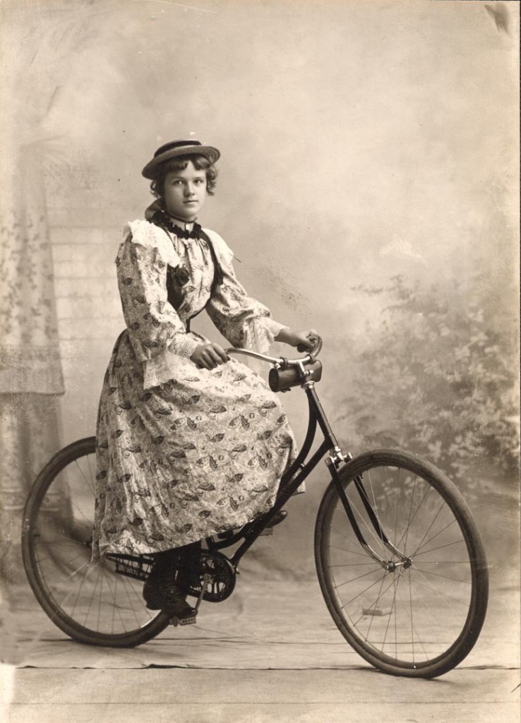 zdjęcie rowerzystka w XIX w. blog historia, blog historyczny kobieta na rowerze