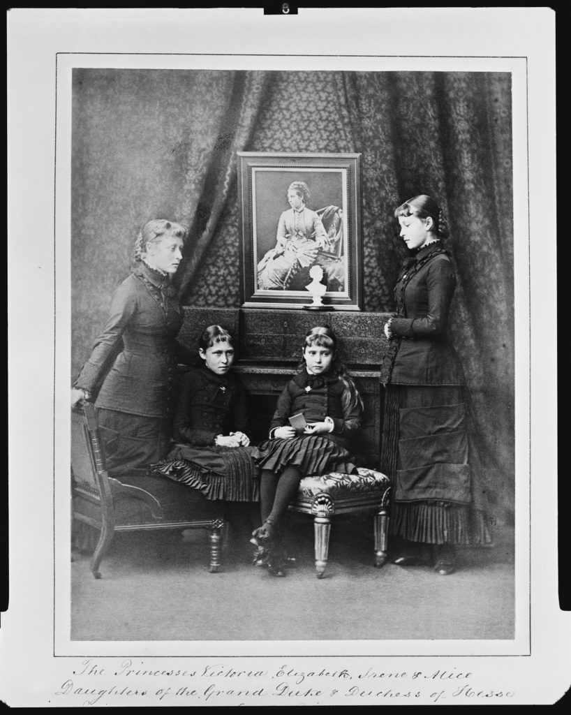 żałoba w XIX w., portret czterech córek zgromadzonych pod zdjęciem swojej matki Alicji Heskiej, zdjęcie ze zdjęciem, blog historia, blog historyczny